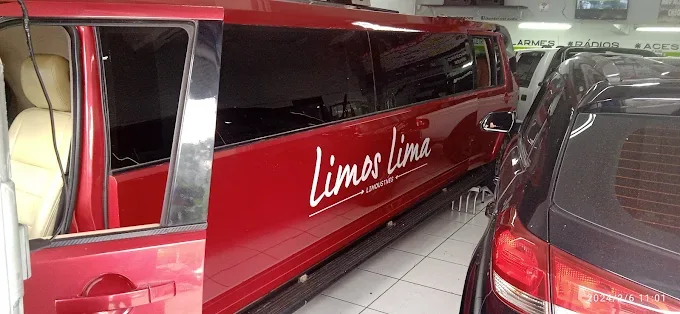 Van vermelha com película instalada