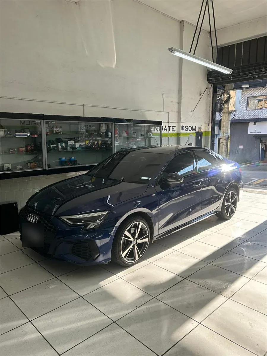 Veículo premium azul visto pela lateral na Thunder Som