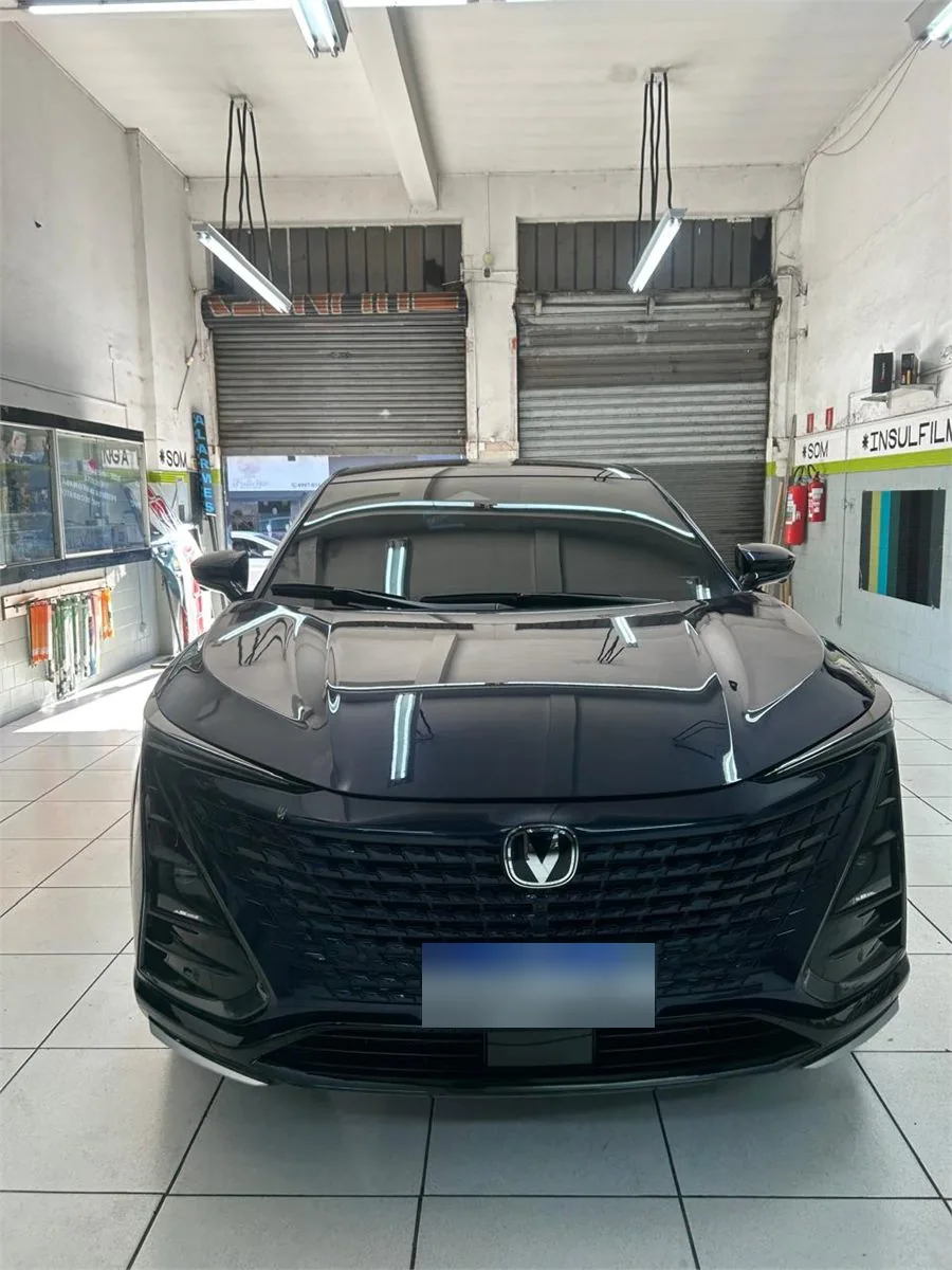 Vista frontal de SUV preto atendido na Thunder Som