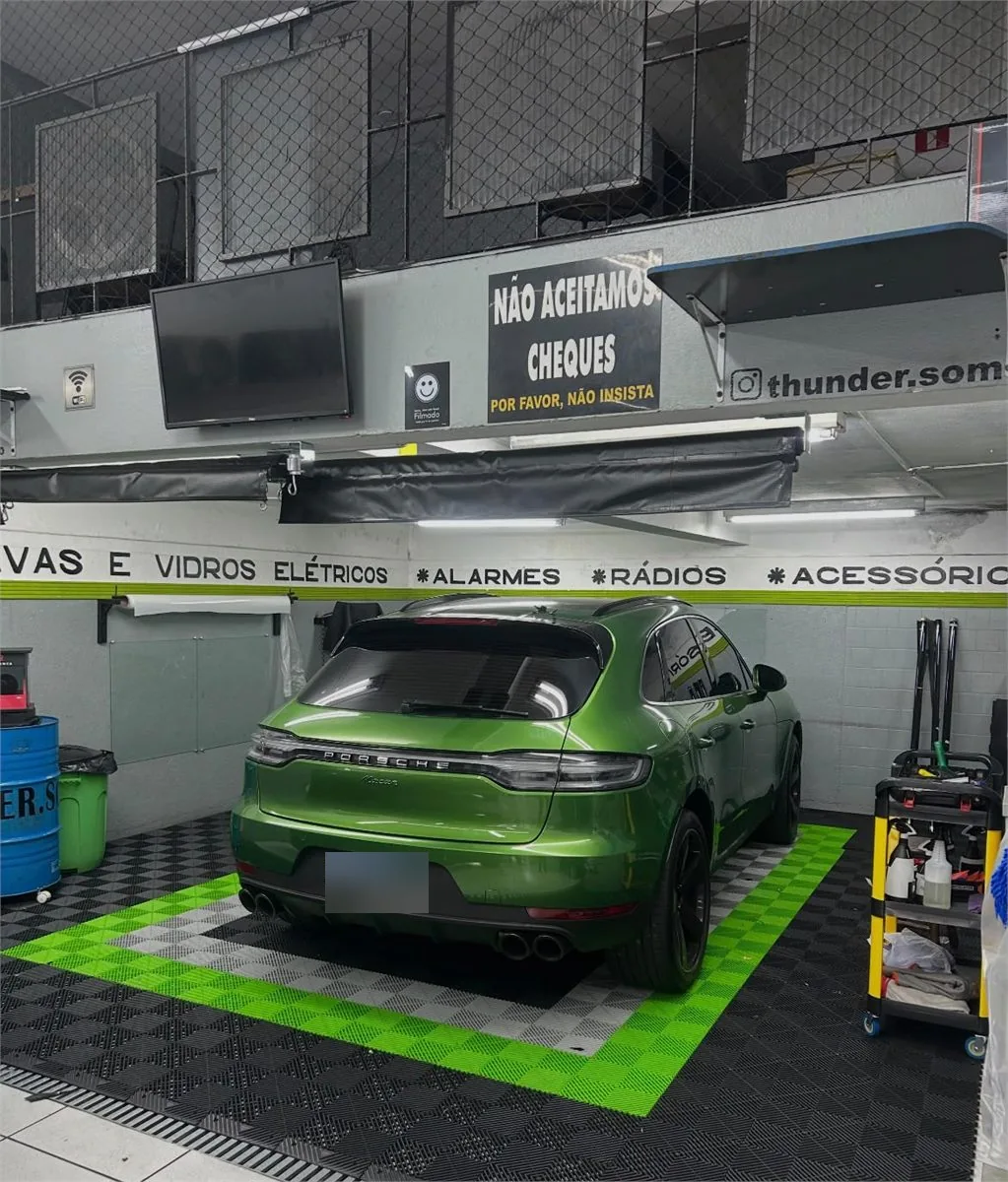 SUV premium verde na área de aplicação de PPF da Thunder Som